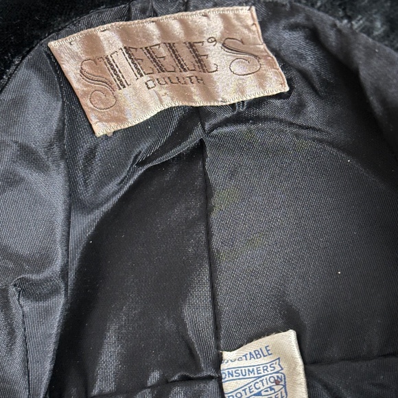 IMPOSING 1930's BLACK VELOUR TILT HAT COVERED IN RED/BLACK FEATHERS + VEIL - Picture 12 of 12